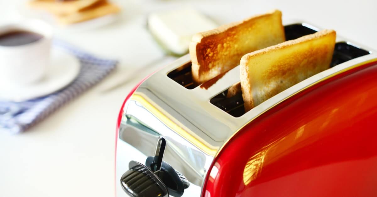 Ein roter Toaster mit fertigem Toast.